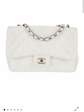 CHANEL White Quilted Leather Shoulder Bag with Silver Chain